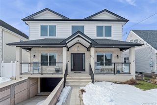 207 Pershing Parkway, Mineola, NY 11501