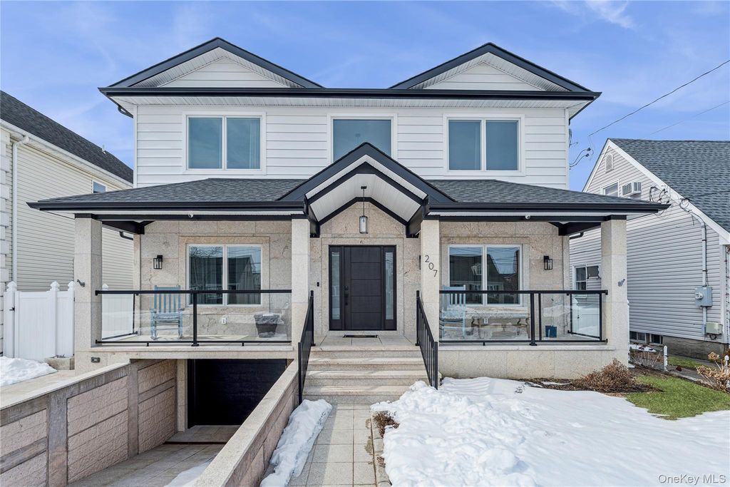 207 Pershing Parkway, Mineola, NY 11501