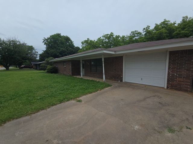 709 Lee Street, Bowie, TX 76230