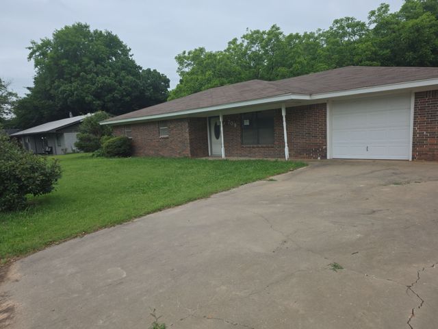 709 Lee Street, Bowie, TX 76230