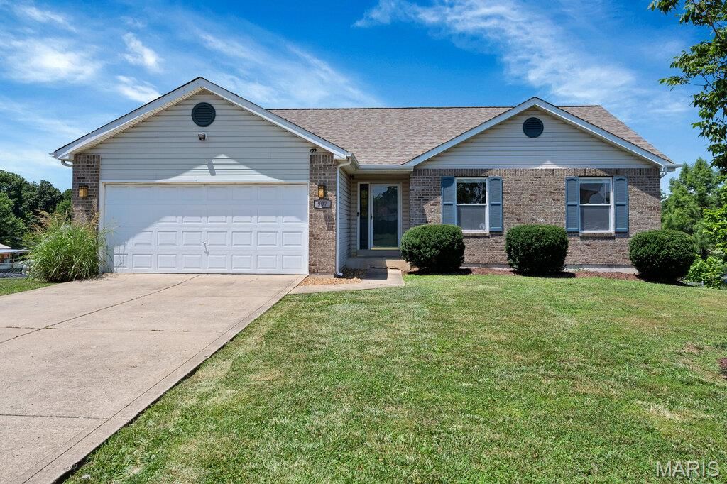 907 Sherwood Drive, Warrenton, MO 63383