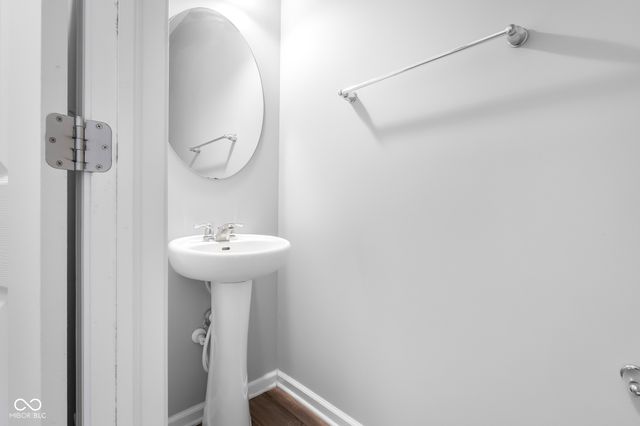 2216 Creek Bank Drive, Columbus, IN 47201