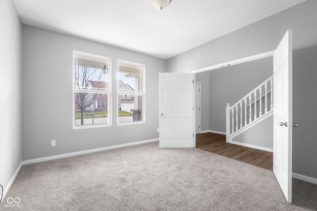 2216 Creek Bank Drive, Columbus, IN 47201