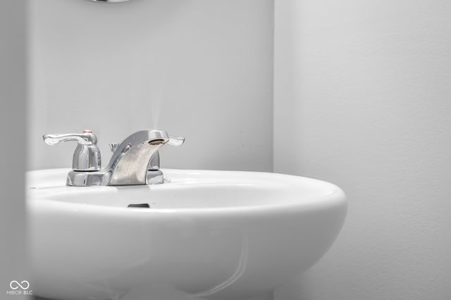 2216 Creek Bank Drive, Columbus, IN 47201