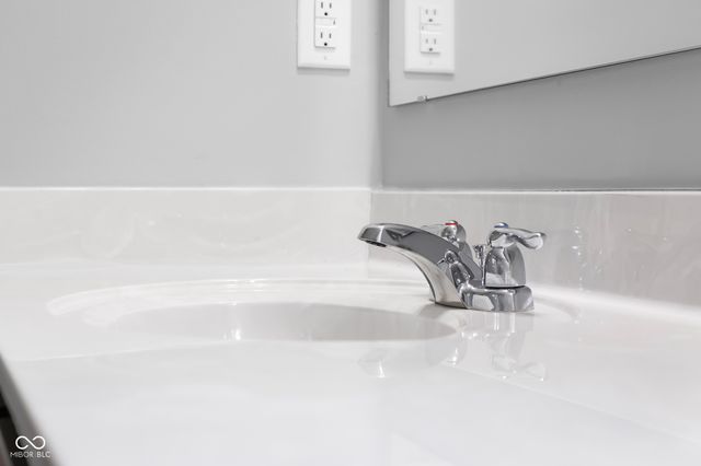 2216 Creek Bank Drive, Columbus, IN 47201