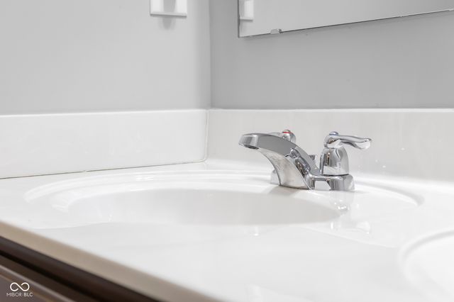 2216 Creek Bank Drive, Columbus, IN 47201