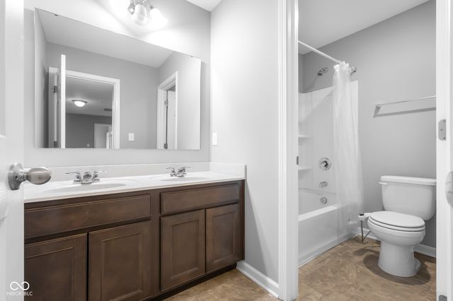 2216 Creek Bank Drive, Columbus, IN 47201