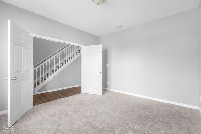 2216 Creek Bank Drive, Columbus, IN 47201