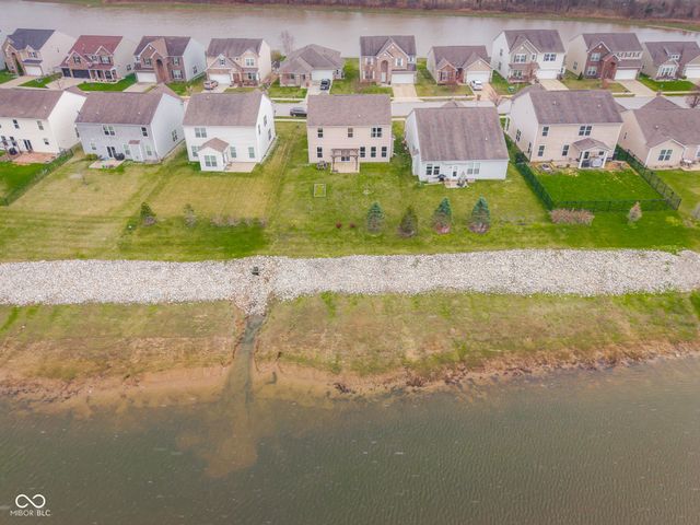 2216 Creek Bank Drive, Columbus, IN 47201