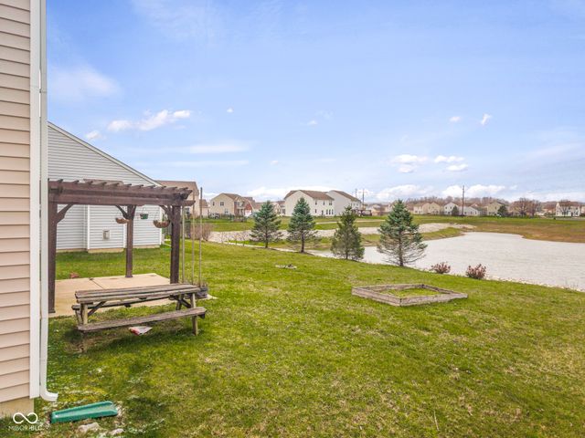 2216 Creek Bank Drive, Columbus, IN 47201