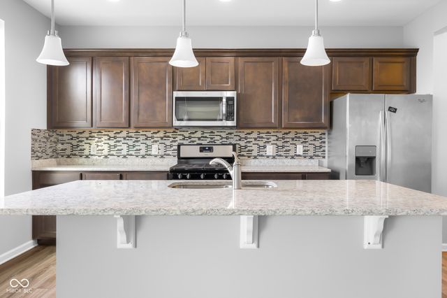 2216 Creek Bank Drive, Columbus, IN 47201