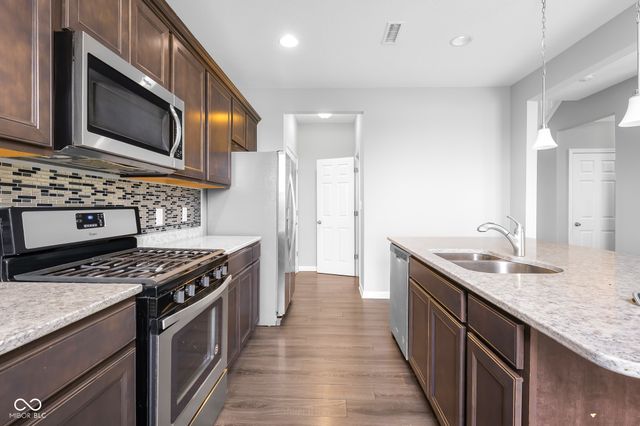 2216 Creek Bank Drive, Columbus, IN 47201