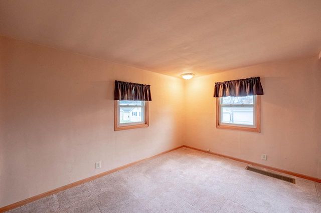 3018 E Cudahy AVENUE, Saint Francis, WI 53235