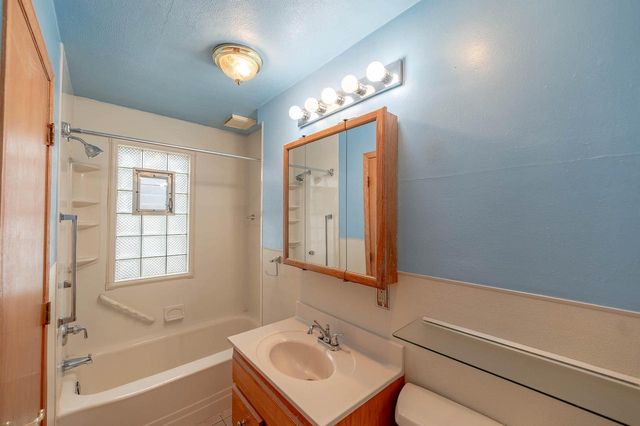 3018 E Cudahy AVENUE, Saint Francis, WI 53235