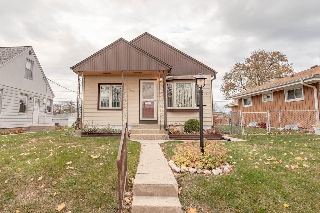 3018 E Cudahy AVENUE, Saint Francis, WI 53235