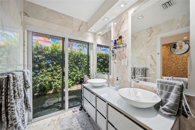 9448 NW 54th Doral Cir Lane, Doral, FL 33178
