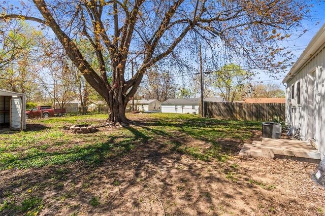 18505 E 5th Street N, Independence, MO 64056