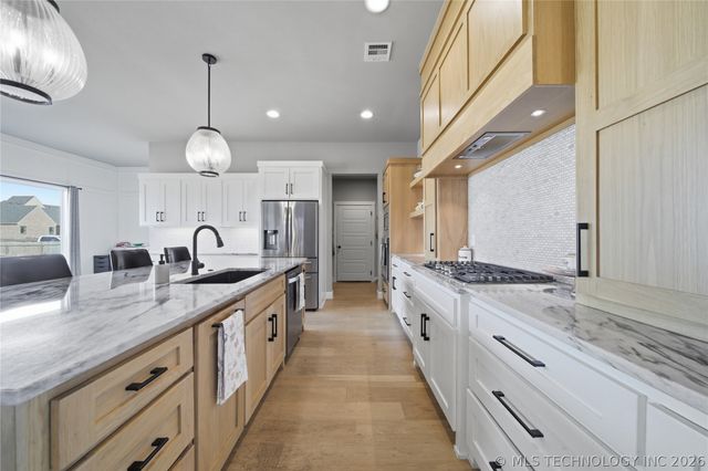 15 W 166th Place S, Glenpool, OK 74033