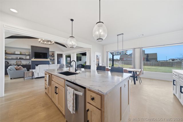 15 W 166th Place S, Glenpool, OK 74033