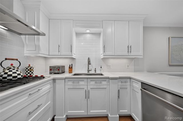 1262 Woodcrest Circle, Bloomfield Hills, MI 48304