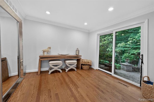 1262 Woodcrest Circle, Bloomfield Hills, MI 48304