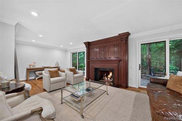 1262 Woodcrest Circle, Bloomfield Hills, MI 48304