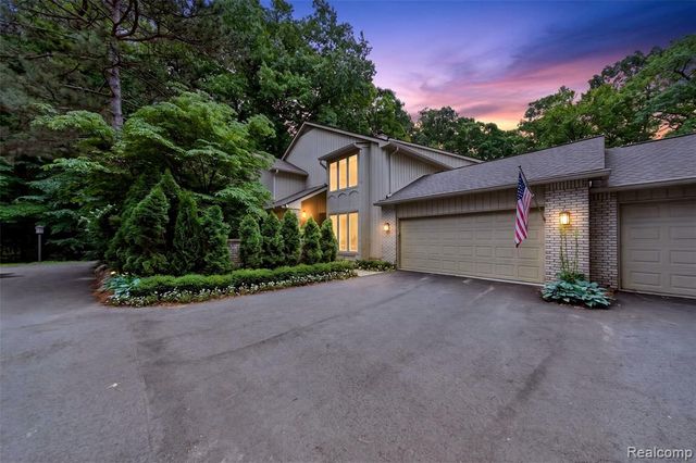 1262 Woodcrest Circle, Bloomfield Hills, MI 48304