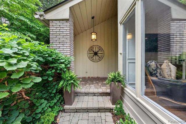 1262 Woodcrest Circle, Bloomfield Hills, MI 48304