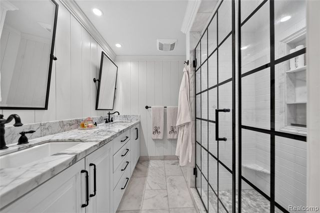 1262 Woodcrest Circle, Bloomfield Hills, MI 48304