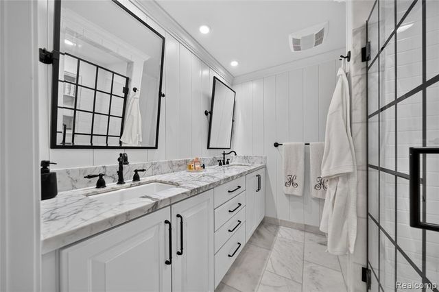 1262 Woodcrest Circle, Bloomfield Hills, MI 48304
