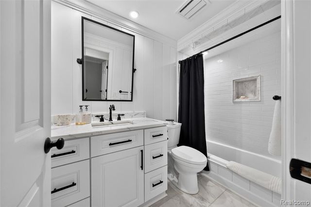 1262 Woodcrest Circle, Bloomfield Hills, MI 48304