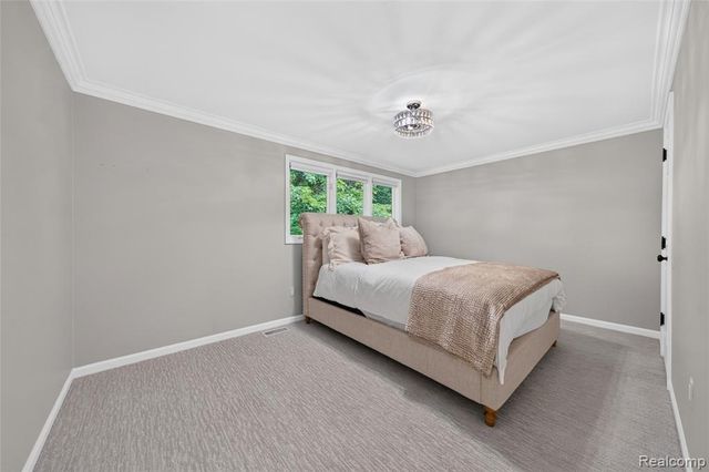 1262 Woodcrest Circle, Bloomfield Hills, MI 48304