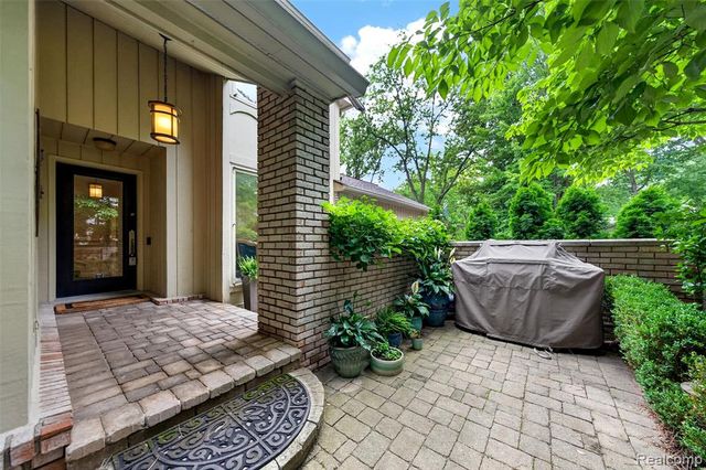 1262 Woodcrest Circle, Bloomfield Hills, MI 48304