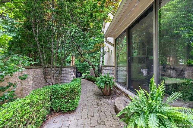 1262 Woodcrest Circle, Bloomfield Hills, MI 48304