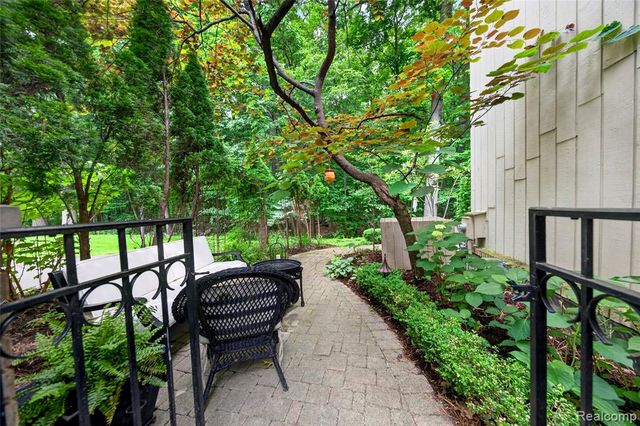 1262 Woodcrest Circle, Bloomfield Hills, MI 48304