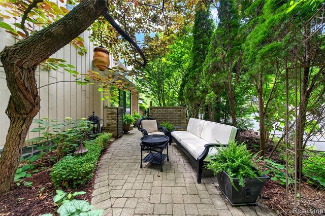 1262 Woodcrest Circle, Bloomfield Hills, MI 48304