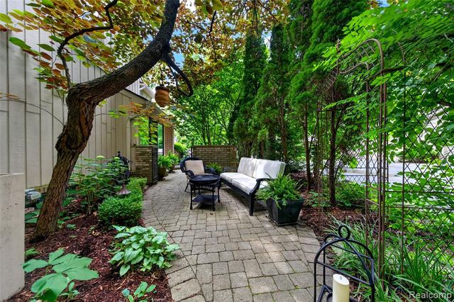 1262 Woodcrest Circle, Bloomfield Hills, MI 48304