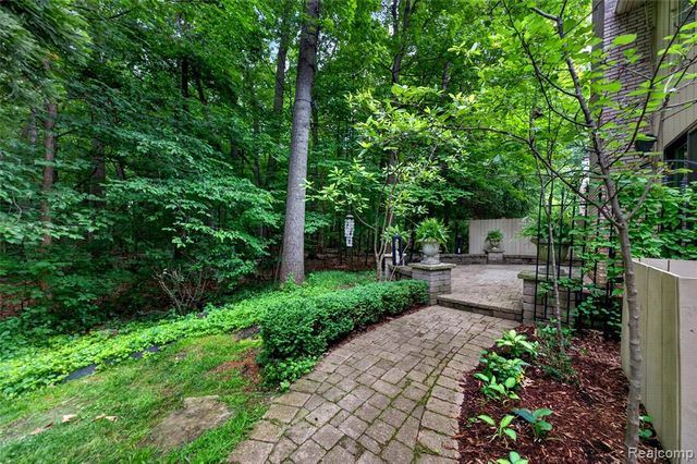 1262 Woodcrest Circle, Bloomfield Hills, MI 48304