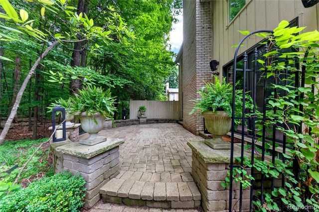 1262 Woodcrest Circle, Bloomfield Hills, MI 48304
