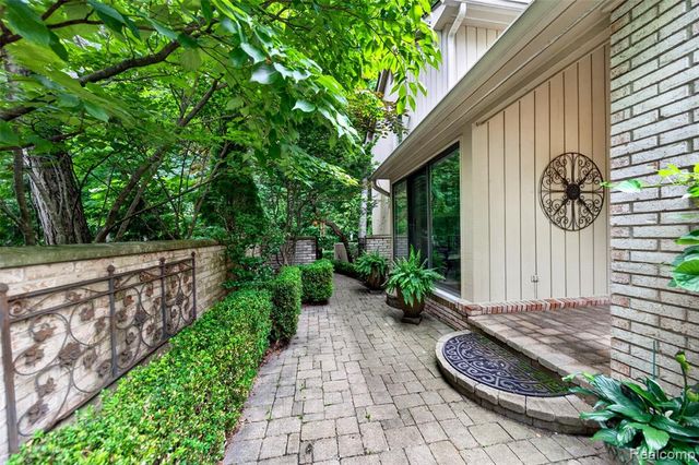 1262 Woodcrest Circle, Bloomfield Hills, MI 48304