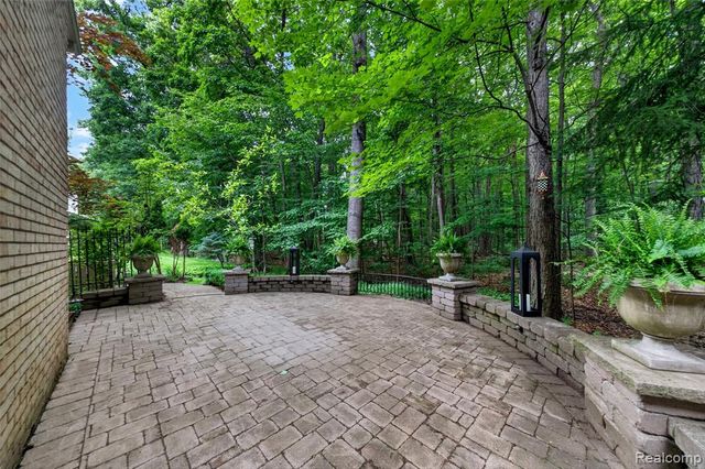 1262 Woodcrest Circle, Bloomfield Hills, MI 48304