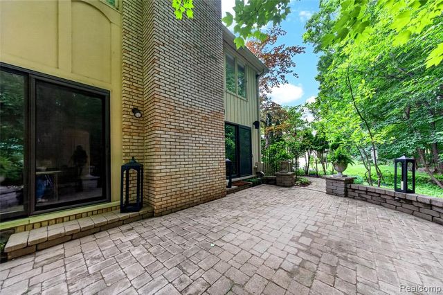 1262 Woodcrest Circle, Bloomfield Hills, MI 48304