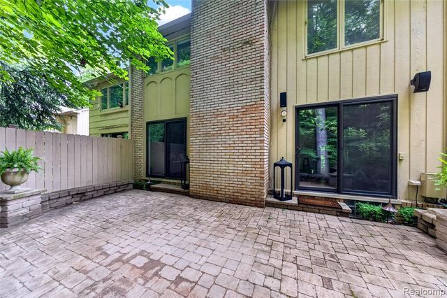 1262 Woodcrest Circle, Bloomfield Hills, MI 48304
