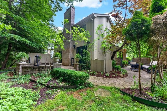 1262 Woodcrest Circle, Bloomfield Hills, MI 48304