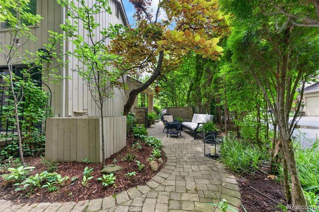 1262 Woodcrest Circle, Bloomfield Hills, MI 48304