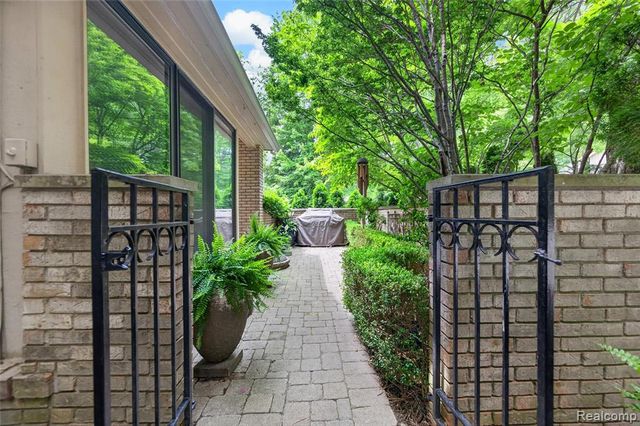 1262 Woodcrest Circle, Bloomfield Hills, MI 48304