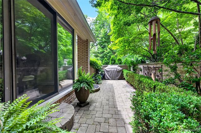 1262 Woodcrest Circle, Bloomfield Hills, MI 48304