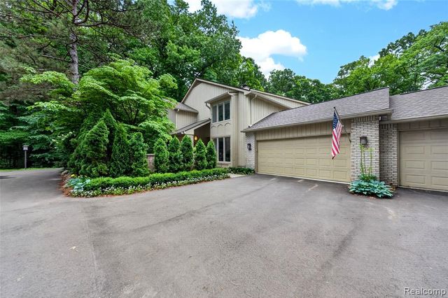 1262 Woodcrest Circle, Bloomfield Hills, MI 48304