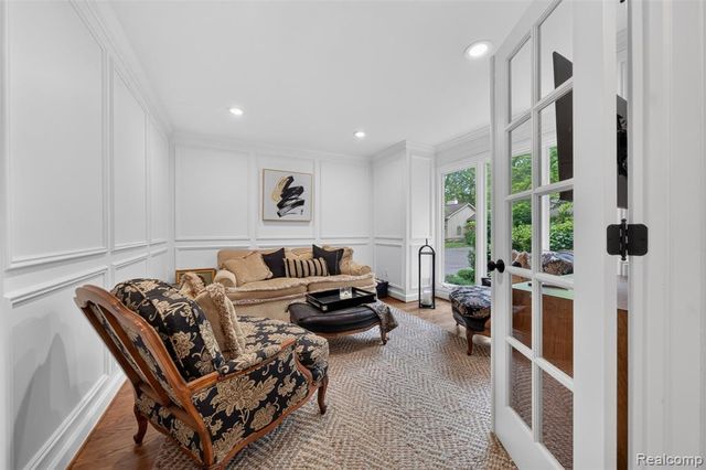 1262 Woodcrest Circle, Bloomfield Hills, MI 48304