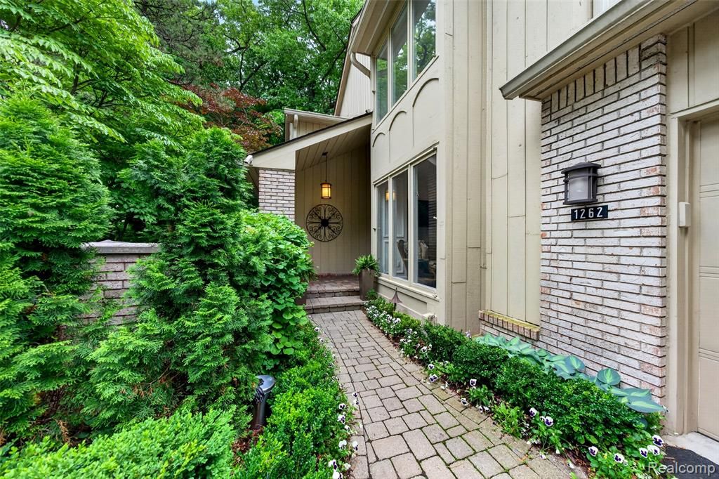 1262 Woodcrest Circle, Bloomfield Hills, MI 48304